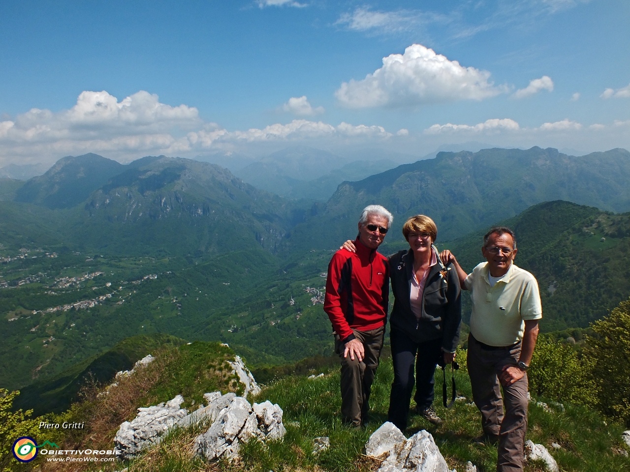 64 Piero, Piera ed Antonio con vista verso la Val Taleggio.JPG